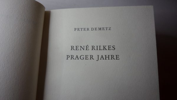 Titelseite von Peter Demetz' Buch über Rainer Maria Rilkes Jahre in Prag, seiner Geburtsstadt. Das Bild ist das Beitragsbild des Beitrags, der beweist, dass nicht alles im Internet steht. Auch nicht in einer Enzyklopädie wie Wikipedia, die 2021 und 2026 Geburtstag feiern will und damit die Digitalisierung weiter vorantreibt. Wikipedia wird 25 ('26).