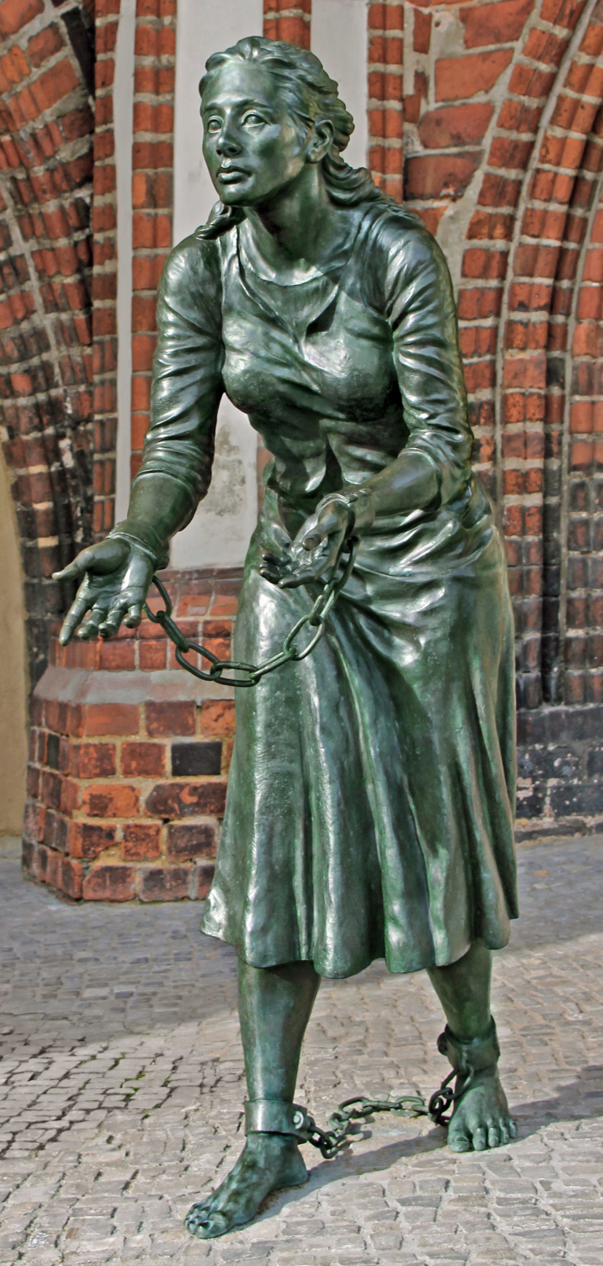 „Grete Minde“ in Bronze, auf Bühne und Scheibe