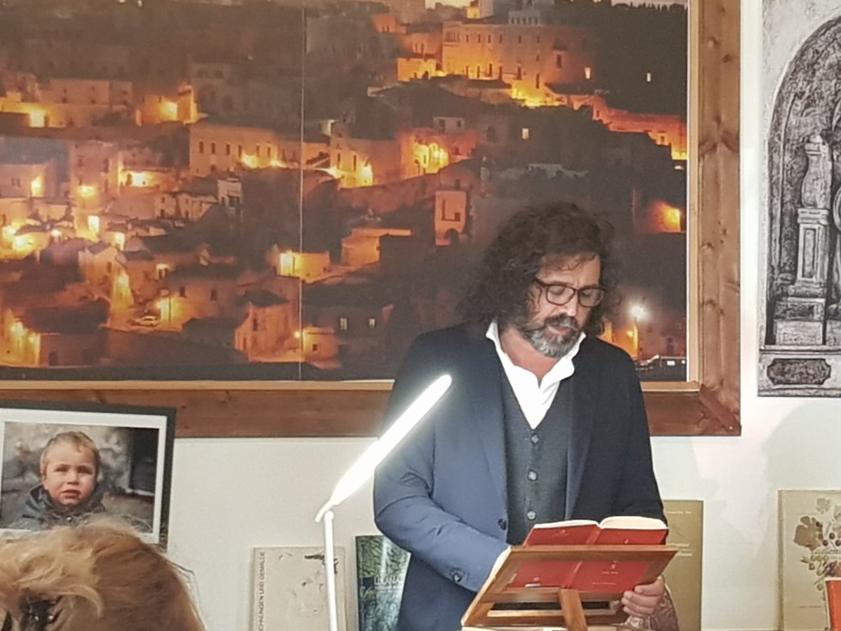 Geosophie-Pionier Franc Arleo liest aus seinem neuesten Buch „Lucus“ in italienischer Sprache in Hamburg, Stuttgart, Tübingen und Mailand