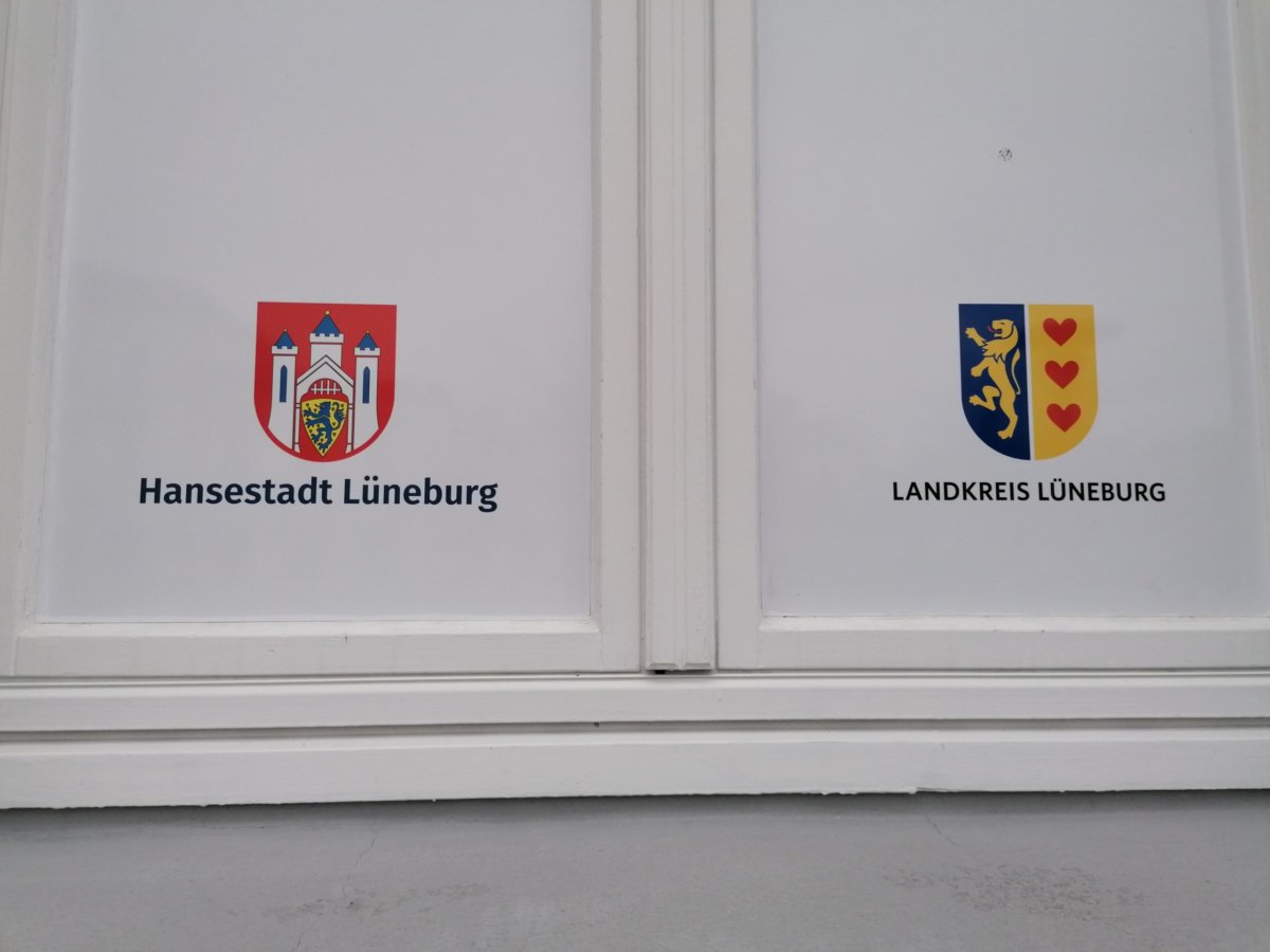 Wappen der Stadt und des Landkreises Lüneburg. (Er stürzt die Mächtigen vom Thron ... Konzert im Landkreis Lüneburg und dann in der Stadt Lbg. (LG) Die Feuerwehr Lüneburg sitzt heutzutage in Rettmer und feiert endlich wieder ein Fest wie früher