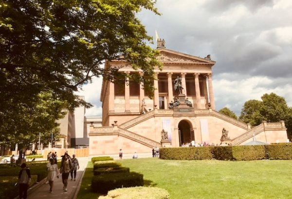 Vor der Alten Nationalgalerie in Berlin. © Foto/ BU: Eva-Maria Koch, Ort und Datum der Aufnahme: Berlin, 18.6.2024