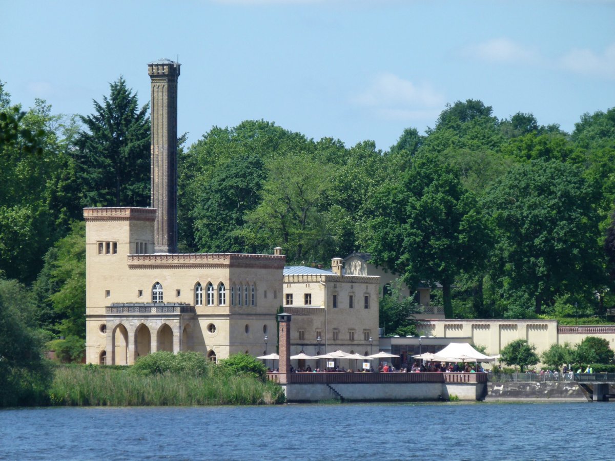 Blick vom Jungfernsee auf die alte Meierei im Neuen Garten in Potsdam, zu sehen zum Beispiel mit einem Miet-Boot von Waterlounge beim Luxus-Bootfahren auf einem Lounge-Boot. Tagestouren in jede beliebige Richtung ab Potsdam, dieser See liegt auch in der brandenburgischen Landeshauptstadt