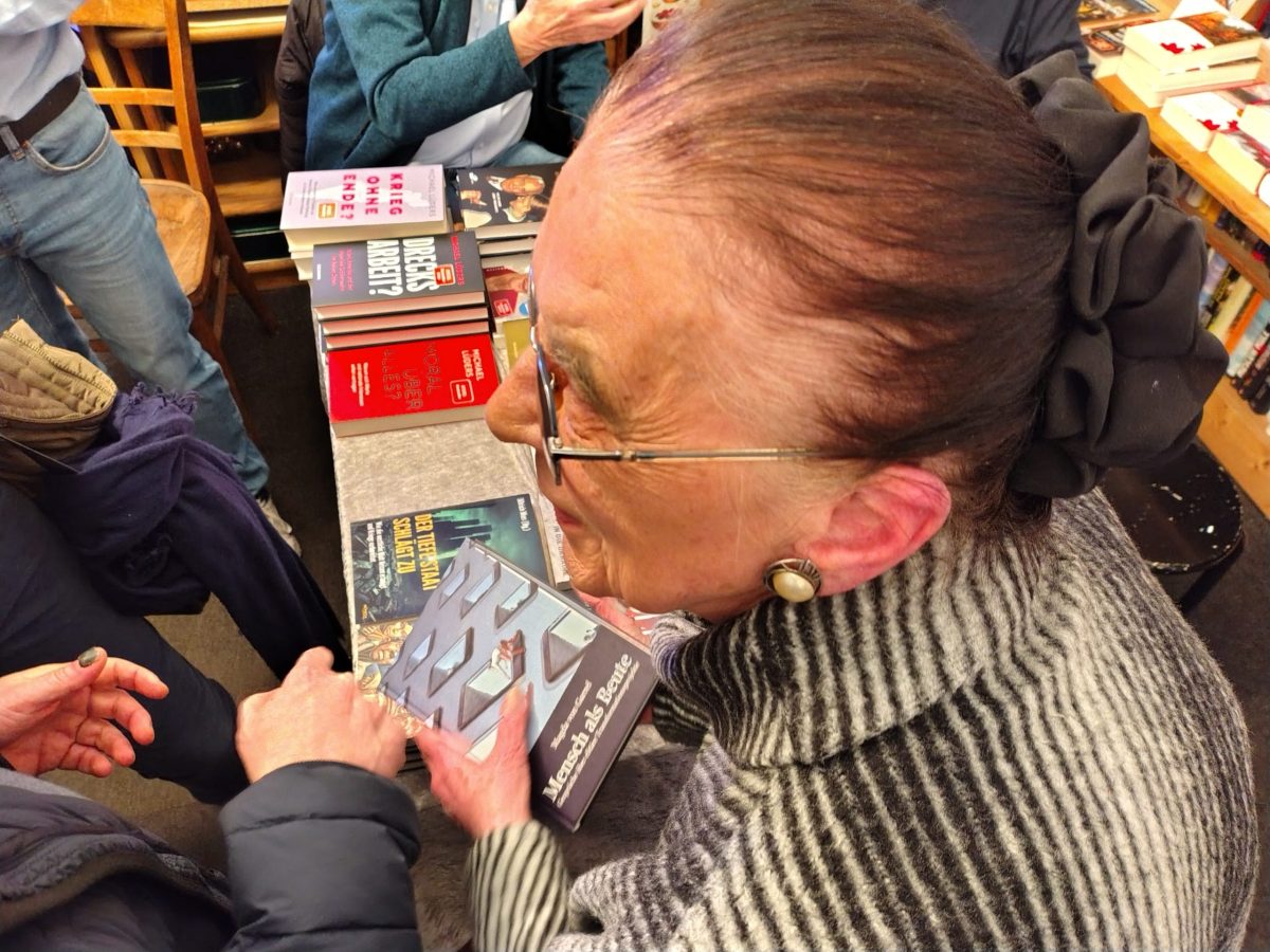 Die Berlinerin Magda von Garrel mit ihrem Buch - einer Neuerscheinung 2025 - "Mensch als Beute. Gespräche über elitäre Transformationsprojekte. Dialogisches Sachbuch" aus dem Ovalmedia-Verlag Robert Cibis bei einer Berliner Lesung im November '25.