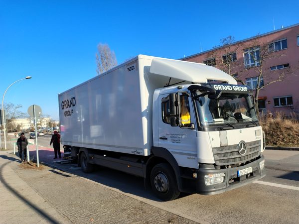 Mit Lastwagen wie diesem und Speditionen wie dieser wurde das Jubiläumsgeschenk zur Grünen Woche, Grüne Woche '26 - an den Mann gebracht. 100 Jahre IGW 2026. 4000 Tonnen Kartoffeln standen bzw. lagen südlich Leipzig bereit. Nicht alle konnten nach Berlin transportiert werden, da Sponsoren fehlten für diese Menge. Aud eine Palette passten 800 kg etwa.
