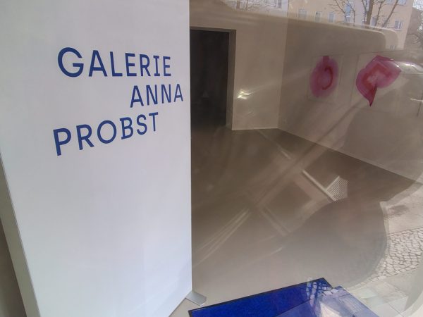 Ausstellung Chromatic Silence bzw. Chromatische Stille. Bilder von MAY CARRO CABALEIRO in der Galerie Anna Probst in der Uhlandstraße 145 in Berlin-Wilmersdorf (Ku'damm-nah)- 24.4.'26. Am 13. und 14.3. Teil des Galerierundgangs "Charlottenwalk".