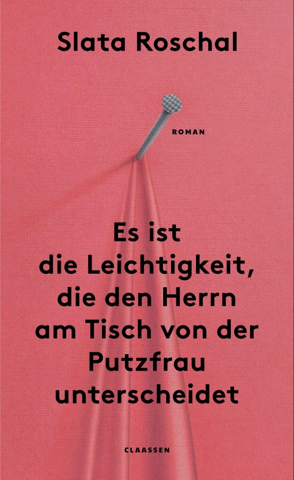 Cover von Es ist die Leichtigkeit, die den Herrn am Tisch von der Putzfrau unterscheidet von Slata Roschal: Rosa Hintergrund, ein silbernes Handmikrofon steckt in Stoff und zieht Falten, schwarzer Titeltext.