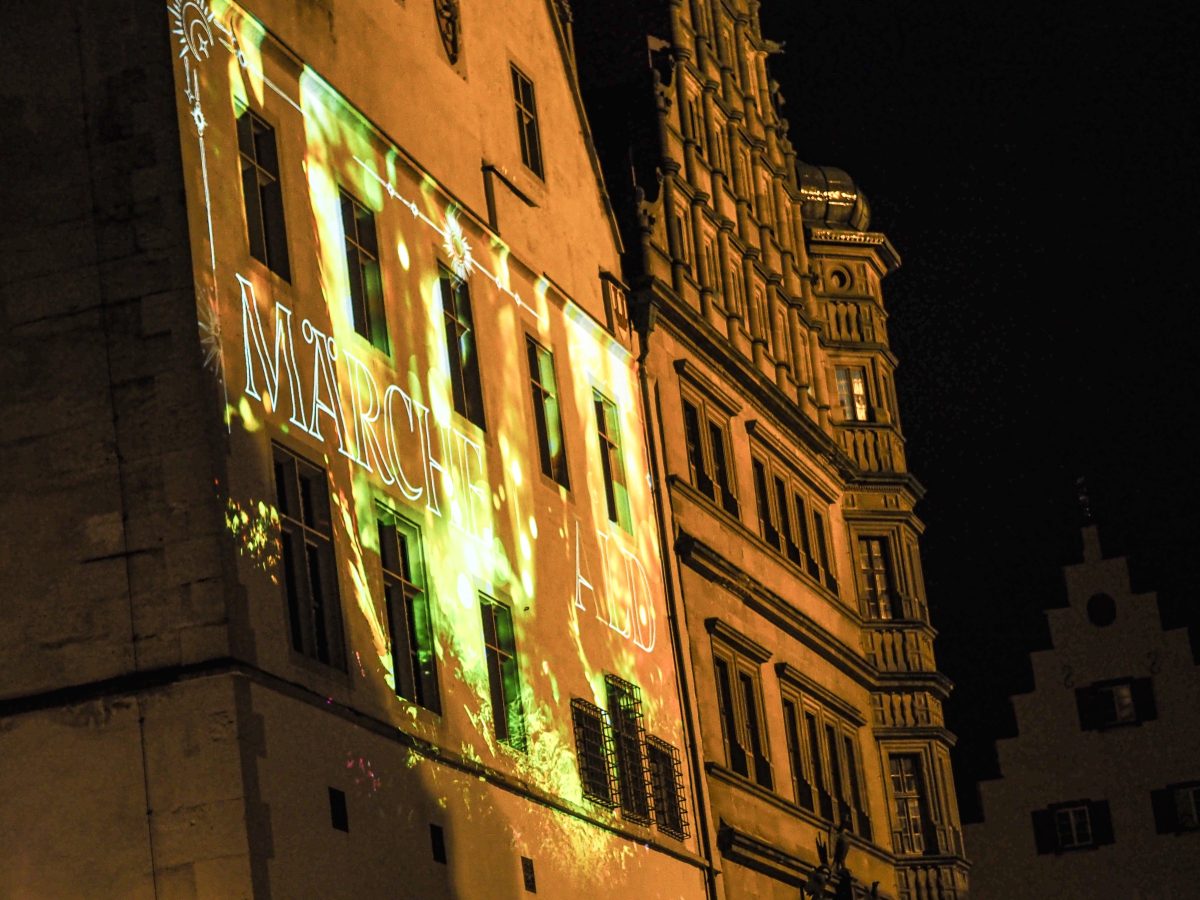 Märchenwald. Beleuchtung ab der Fassade des Rathauses in Rothenburg ob der Tauber. © Foto: Lina Schmalbach