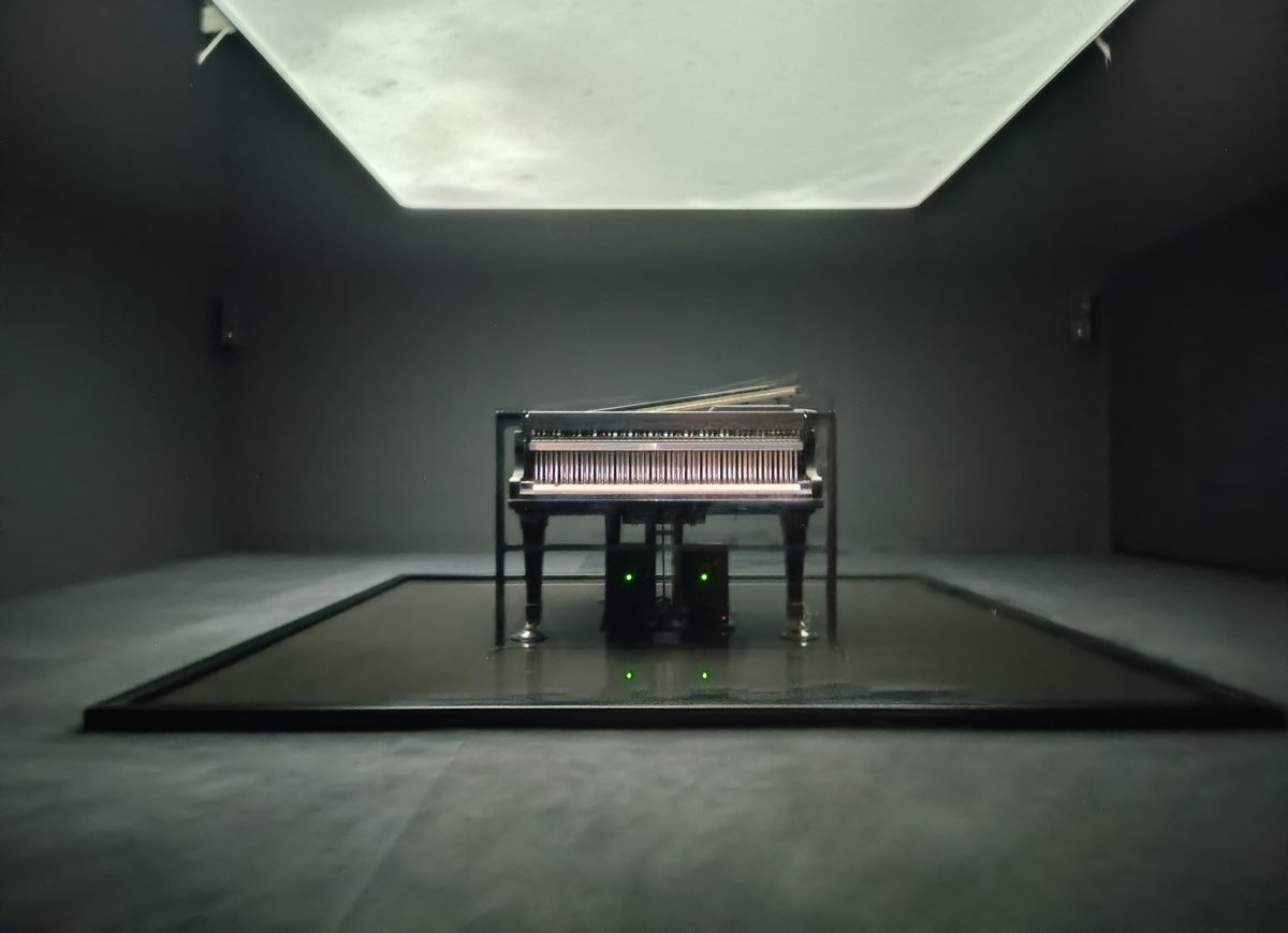 Ein Blick in einen "Klangraum" der Ryuichi-Sakamoto-Ausstellung im Hamburger Bahnhof Berlin. © Münzenberg Medien, Foto / BU: Stefan Pribnow, Ort und Datum der Aufnahme: Berlin, 7.9.2026